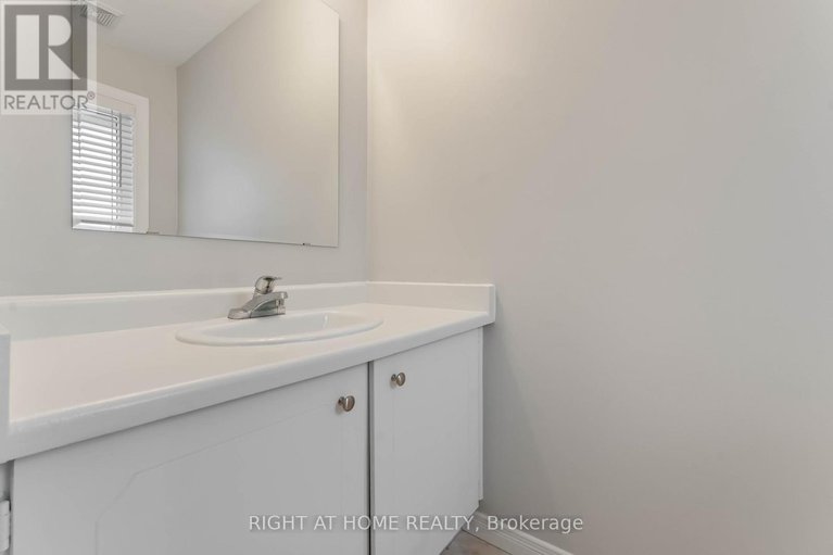 29240371/25b-bertona-street/craig-henrywoodvale/ottawa/ontario/K2G4G7_14