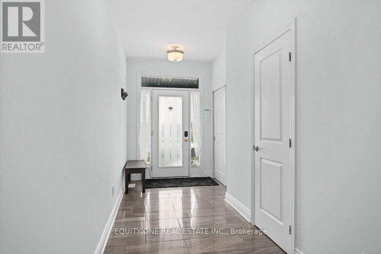 28348063/704-brian-good-avenue/riverside-southgloucester-glen/ottawa/ontario/K4M0C1_4
