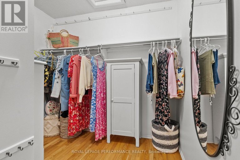 29485311/1126-millwood-court/convent-glen-north/ottawa/ontario/K1C3G1_24