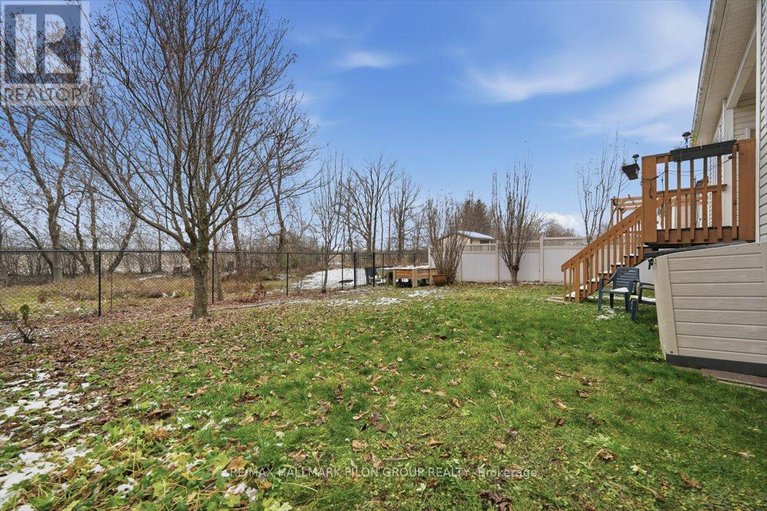 29118870/188-whispering-winds-way/mer-bleuebradley-estatesanderson-park/ottawa/ontario/K1W0B5_17