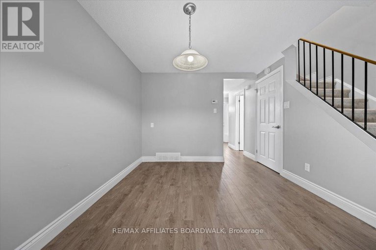 29211965/6482-bilberry-drive-w/convent-glen-north/ottawa/ontario/K1C4N8_13