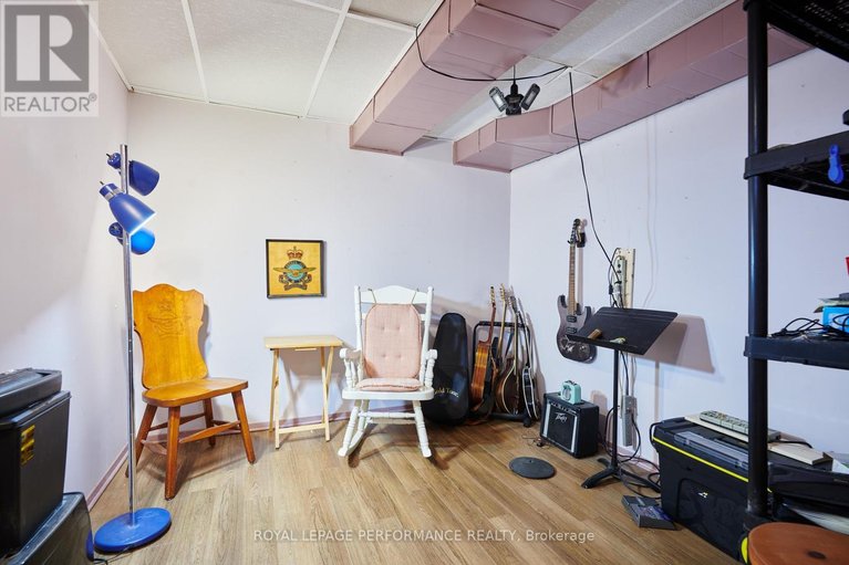 29673888/401-phoenix-crescent/bilberry-creekqueenswood-heights/ottawa/ontario/K1E1V6_28