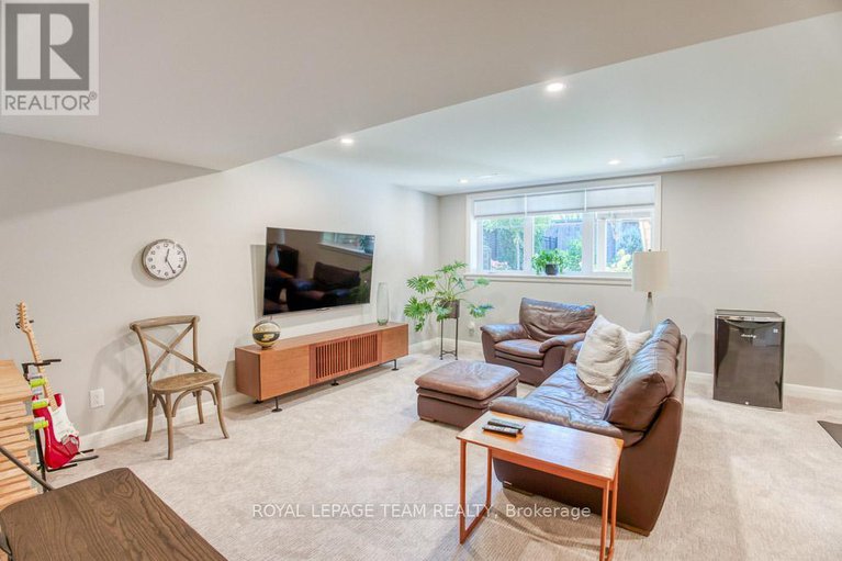 28955797/107-kitsilano-court/bruce-farmgraham-parkqualicumbellands/ottawa/ontario/K2H0B5_22