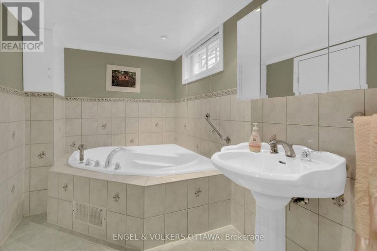 28483641/8-greenwich-avenue/carleton-heights/ottawa/ontario/K2E5E6_27