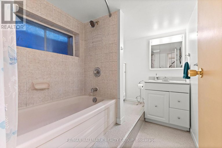 29013157/18-kerry-crescent/city-viewskylinefisher-heightsparkwood-hills/ottawa/ontario/K2E5V6_23