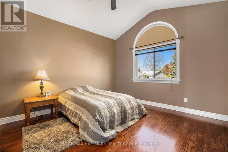 28920154/24-castle-glen-crescent/glencairnhazeldean/ottawa/ontario/K2L4H1_15