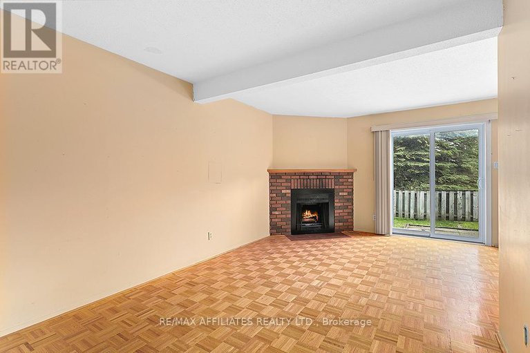 28493439/1911-simard-drive/chateauneuf/ottawa/ontario/K1C3B9_4
