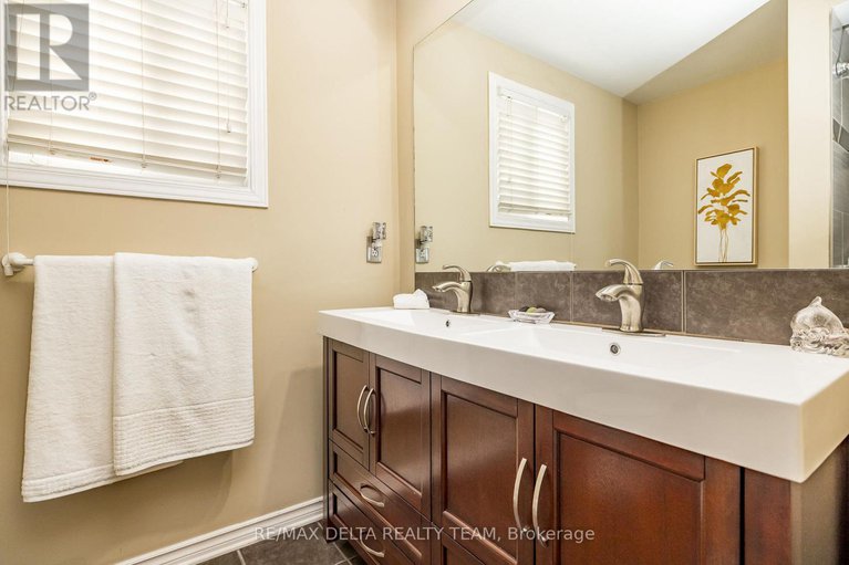 28889907/334-omer-lacasse-avenue/queenswood-heights-south/ottawa/ontario/K1E2X8_17