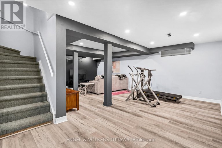 29176704/29-valley-ridge-street/borden-farmstewart-farmcarleton-heightsparkwood-hills/ottawa/ontario/K2E7W3_38