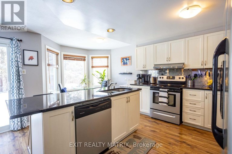 29422357/1879-rosewind-court/chapel-hill/ottawa/ontario/K1C7E3_21