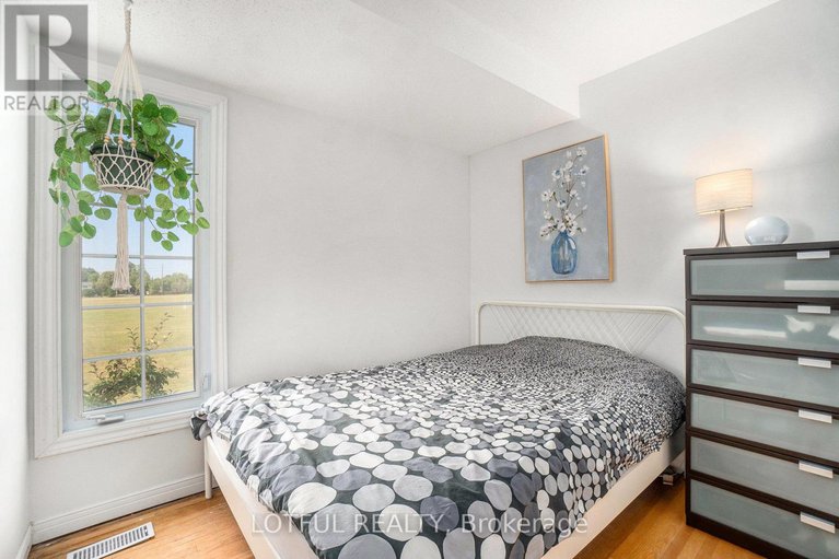 29061693/427-kintyre-private/carleton-square/ottawa/ontario/K2C3M9_17