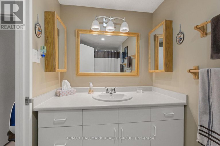 28316774/307-1485-baseline-road/copeland-park/ottawa/ontario/K2C3L8_29