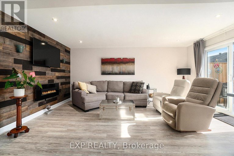 29214720/704-azure-street/village-of-russell/russell/ontario/K4R1E5_5