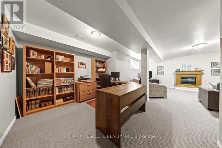 28645750/8-pine-needles-court/stittsville-central/ottawa/ontario/K2S1G5_32
