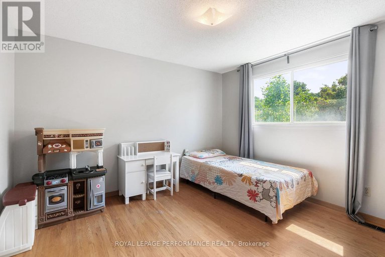 28731610/33-woodview-crescent/blackburn-hamlet/ottawa/ontario/K1B3B1_23