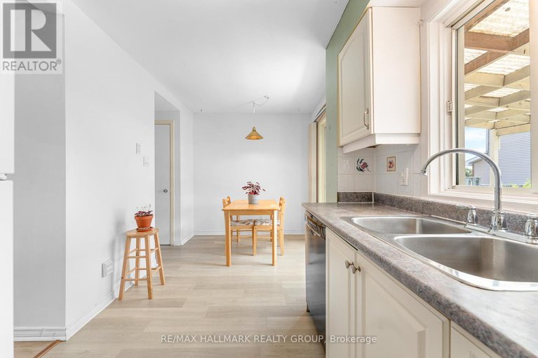 28819606/41-sovereign-avenue/craig-henrywoodvale/ottawa/ontario/K2G4W8_20