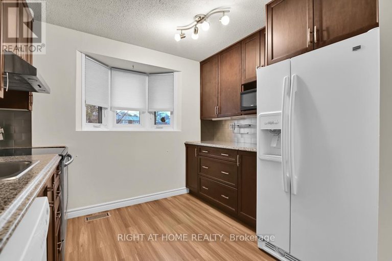 29603149/e-1700-lamoureux-drive/queenswood-heights-south/ottawa/ontario/K1E2N2_8