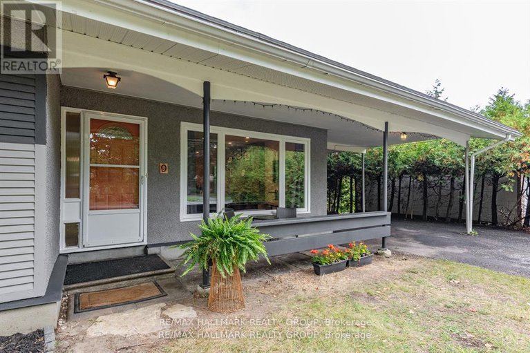 29395719/9-newbury-avenue/borden-farmstewart-farmcarleton-heightsparkwood-hills/ottawa/ontario/K2E6K7_2