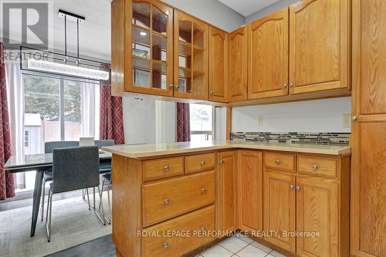 29576627/32-brando-crescent/hunt-club-parkgreenboro/ottawa/ontario/K1T2E3_17