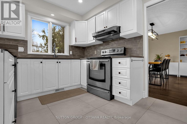 28535998/13-weatherwood-crescent/pineglencountry-place/ottawa/ontario/K2E7C5_18