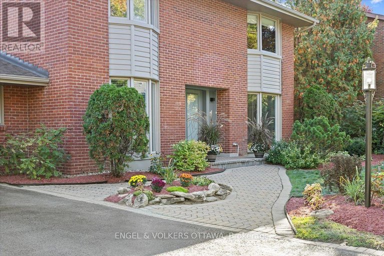 29548999/33-okanagan-drive/bruce-farmgraham-parkqualicumbellands/ottawa/ontario/K2H7E9_2