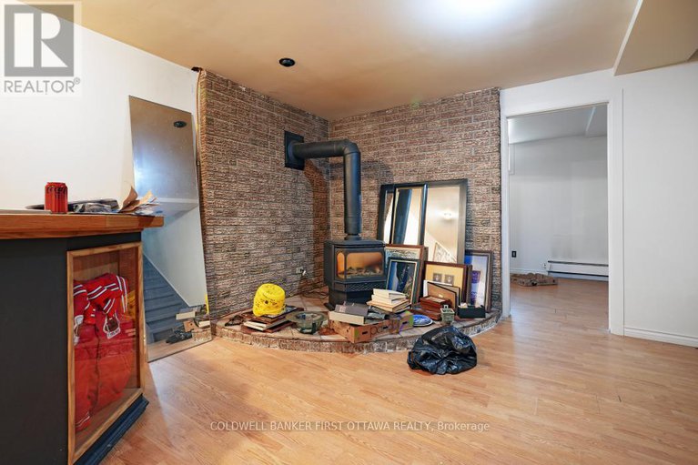 28322181/323-amiens-street/bilberry-creekqueenswood-heights/ottawa/ontario/K1E1N4_24