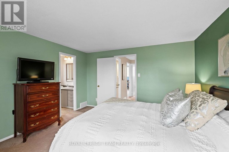 29124358/92-burnetts-grove-circle/pheasant-run/ottawa/ontario/K2J1N7_29