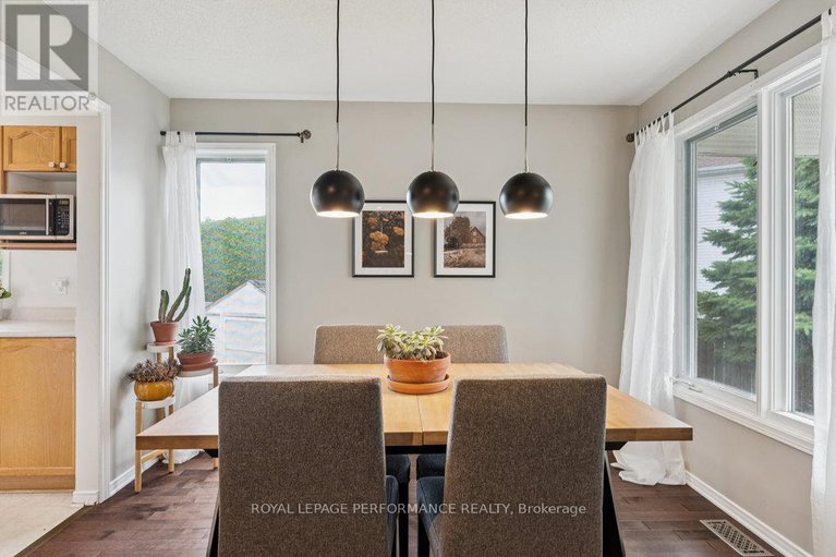 28591914/1869-hennessy-crescent/fallingbrookgardenway-south/ottawa/ontario/K4A3X8_10