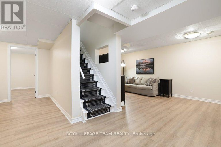28522929/8-black-rivers-place/bridlewood/ottawa/ontario/K2M2E2_39