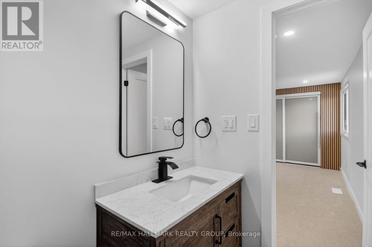 29393826/15-scharf-lane/glencairnhazeldean/ottawa/ontario/K2L2K3_28