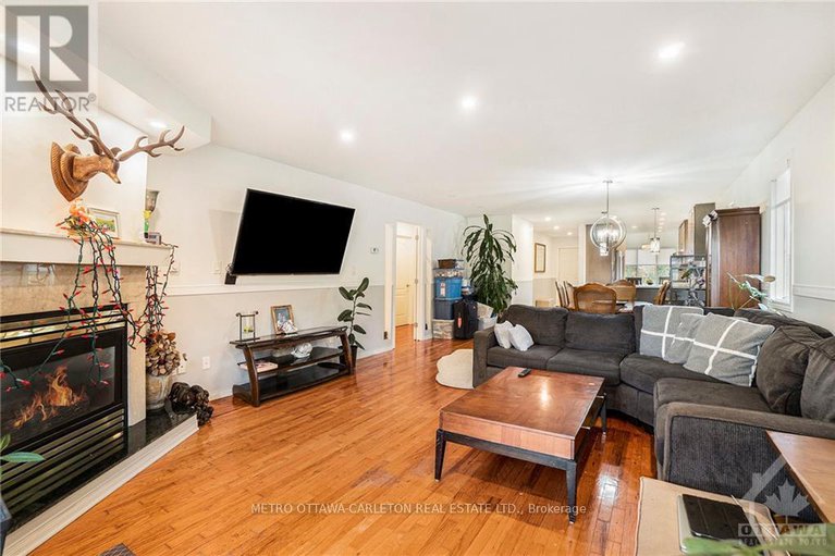 28929561/41-red-maple-crescent/blackburn-hamlet/ottawa/ontario/K1B4E2_6