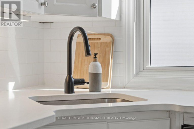 29426386/309-glynn-avenue/overbrookcastle-heights/ottawa/ontario/K1K1R9_7