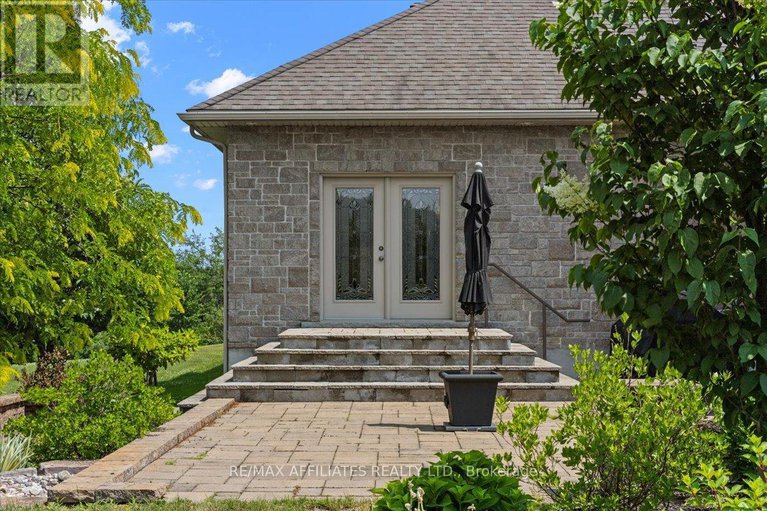 28568193/1530-creagan-court/cumberland-estates/ottawa/ontario/K4C0A5_47