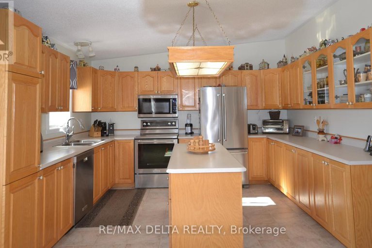 27844348/8254-county-road-17-road/clarencerockland-twp/clarence-rockland/ontario/K4K1K7_9