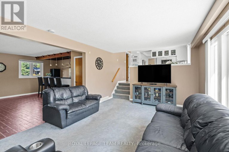 28889906/1640-century-road-e/manotick-south-to-roger-stevens/ottawa/ontario/K0A2E0_19