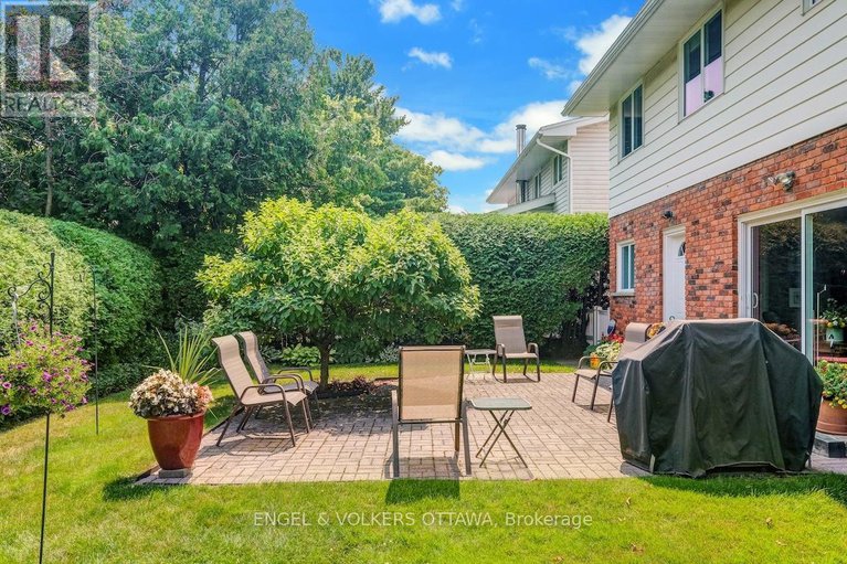 28812016/15-dickson-street/bruce-farmgraham-parkqualicumbellands/ottawa/ontario/K2H7H6_45