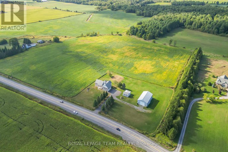 28816366/8665-russell-road/sarsfieldbearbrook/ottawa/ontario/K4B0J7_30