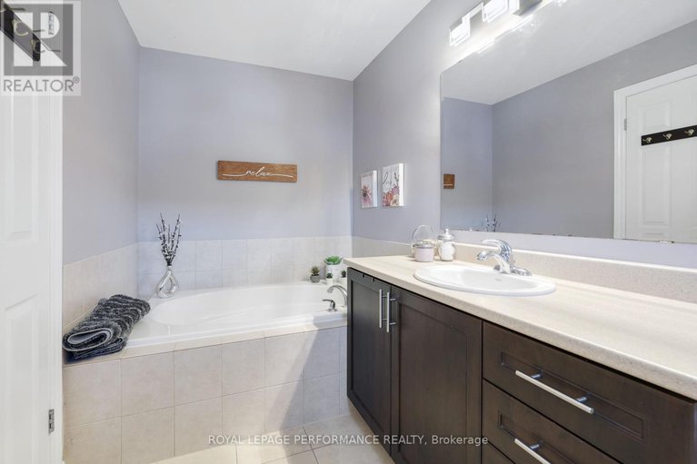 28987499/243-silvermoon-crescent/avalon-east/ottawa/ontario/K4A0P8_26