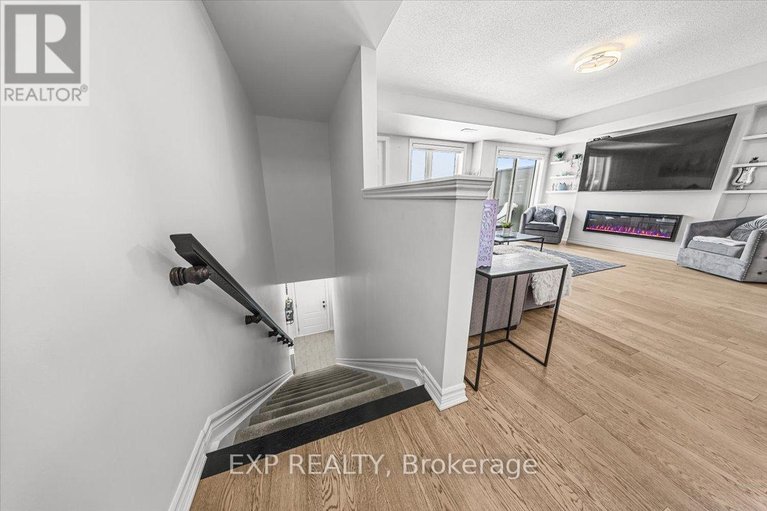 29476652/704-lapland-private/emerald-meadowstrailwest/ottawa/ontario/K2V0S4_4