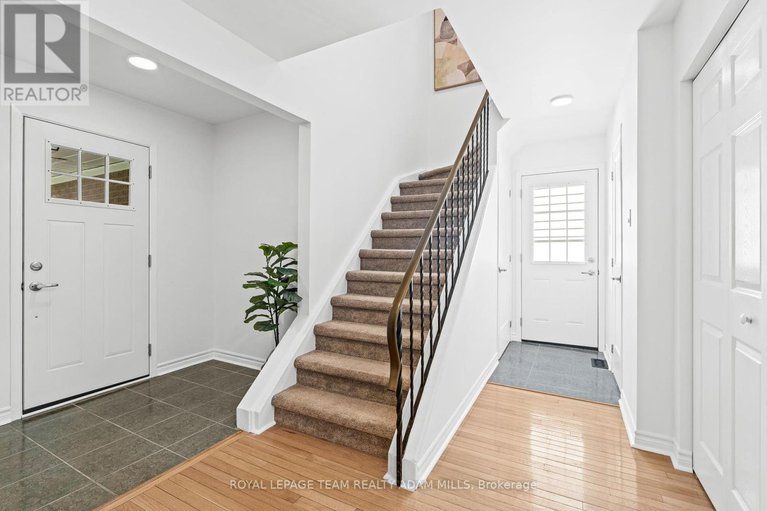 28517736/1205-st-moritz-court/convent-glen-north/ottawa/ontario/K1C2B2_17
