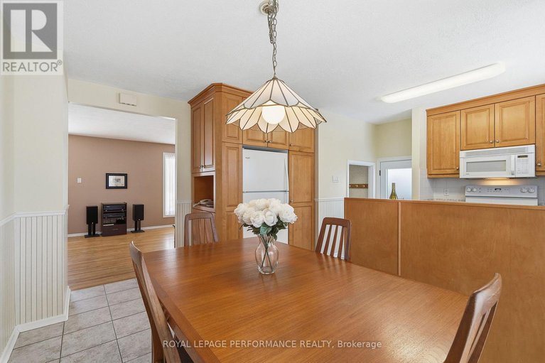 29335648/2266-fife-crescent/elmvale-acres/ottawa/ontario/K1G2Z4_13