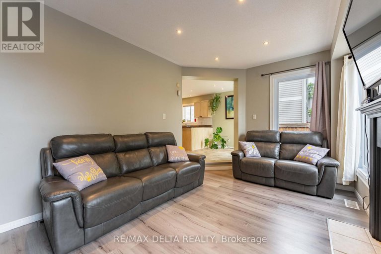28540257/1610-duplante-avenue/fallingbrookpineridge/ottawa/ontario/K4A4A2_17