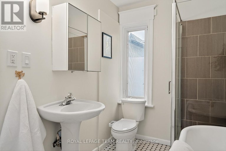 29137388/324-osgoode-street/sandy-hill/ottawa/ontario/K1N6T2_26