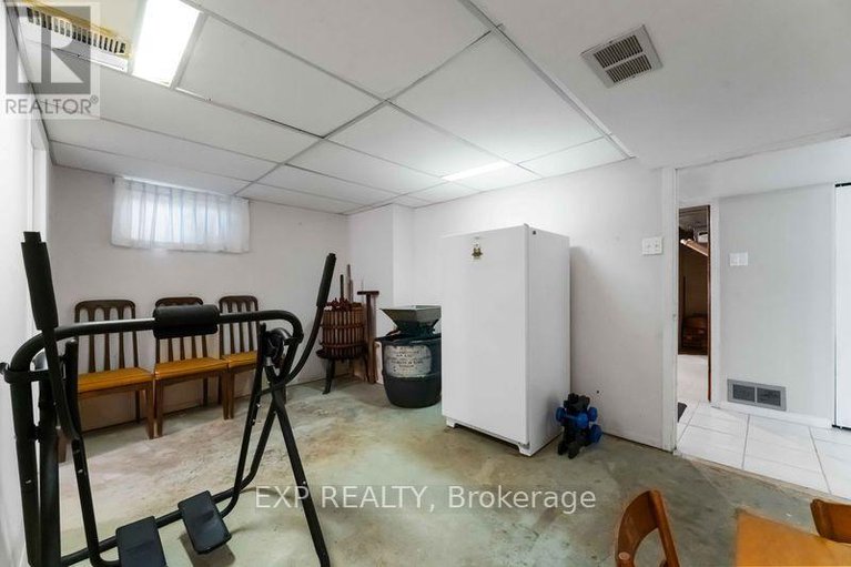 28608756/6-lyall-street/city-viewskylinefisher-heightsparkwood-hills/ottawa/ontario/K2E5G6_27