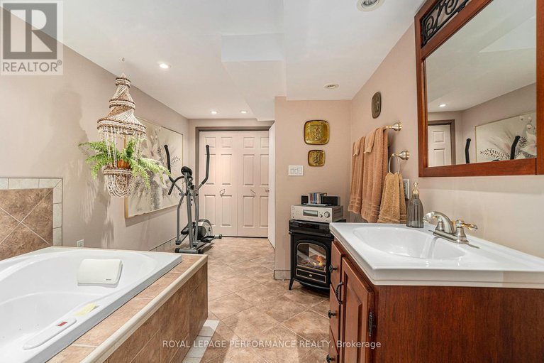 28558570/170-midsummer-terrace/queenswood-heights-south/ottawa/ontario/K1E3V6_24