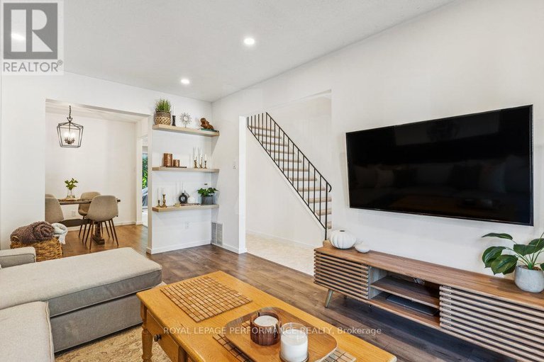 28749249/68-1732-shamandura-lane/orleanssunridge/ottawa/ontario/K1C6Z9_9