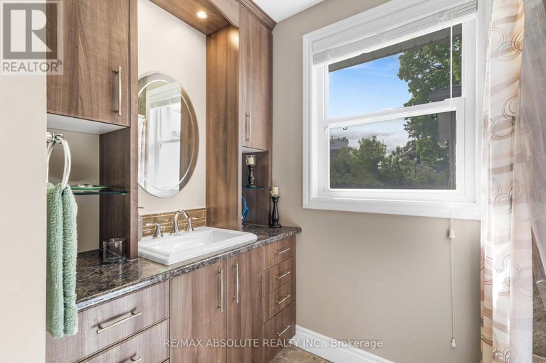 28345912/1727-chene-street/town-of-rockland/clarence-rockland/ontario/K4K1K5_17