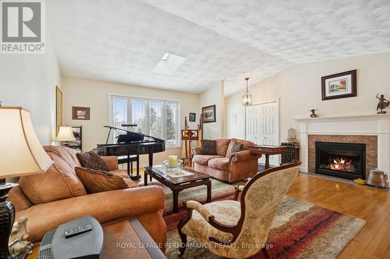 29518098/19644-marcoux-road/north-glengarry-kenyon-twp/north-glengarry/ontario/K0C1A0_4