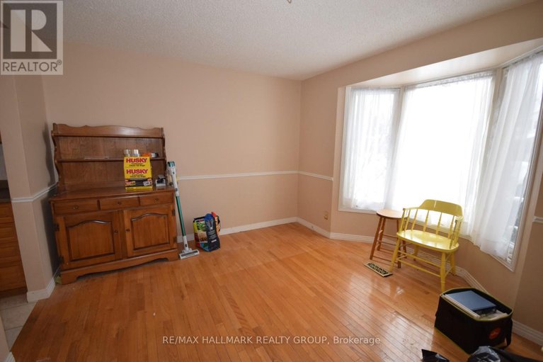 29219493/1749-des-prairies-avenue/queenswood-heights-south/ottawa/ontario/K1E2R1_4