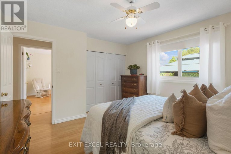 28416258/396-roxdale-avenue/bilberry-creekqueenswood-heights/ottawa/ontario/K1E1V5_15